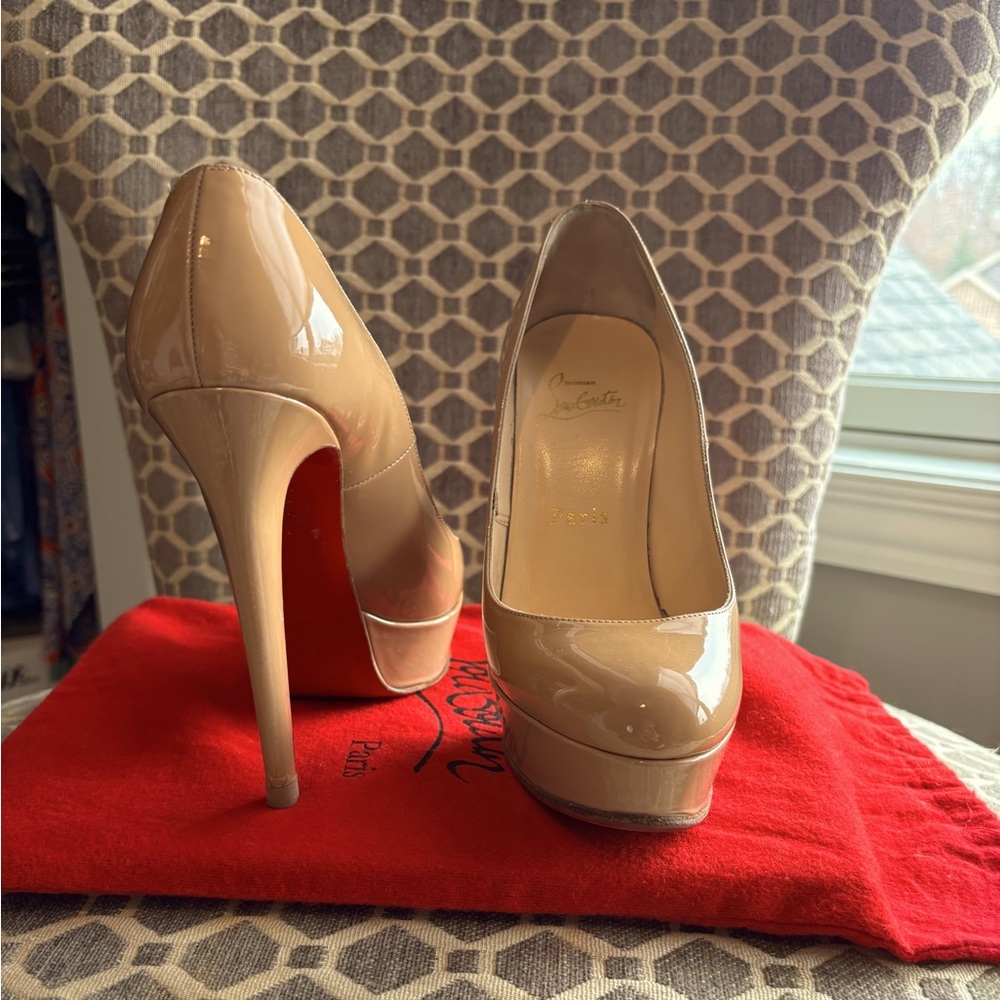 Christian Louboutin
Bianca patent leather heels